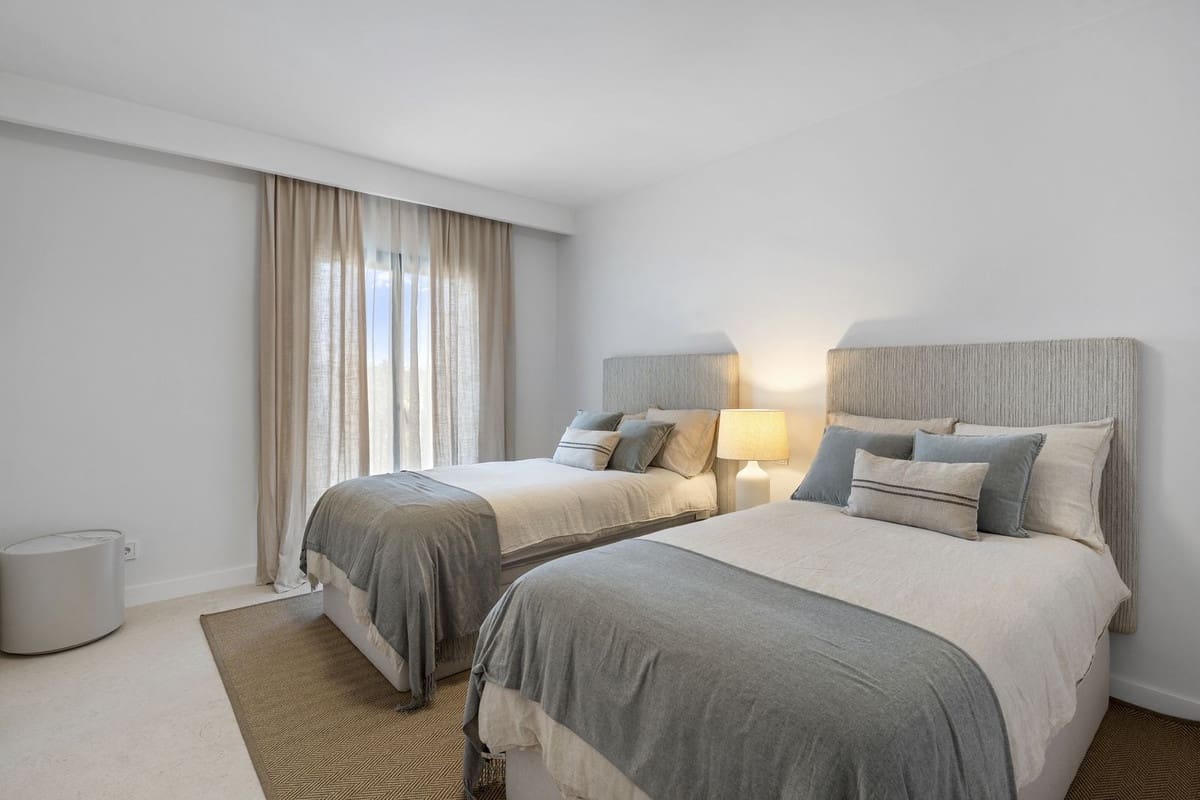 4 sypialnia Dom na sprzedaż w Nueva Andalucia z basenem garażem - 1 850 000 € (Ref: 9509493)