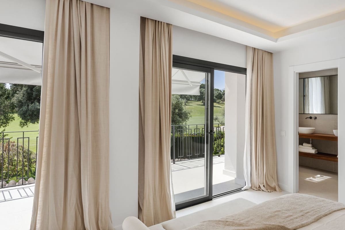 4 sypialnia Dom na sprzedaż w Nueva Andalucia z basenem garażem - 1 850 000 € (Ref: 9509493)