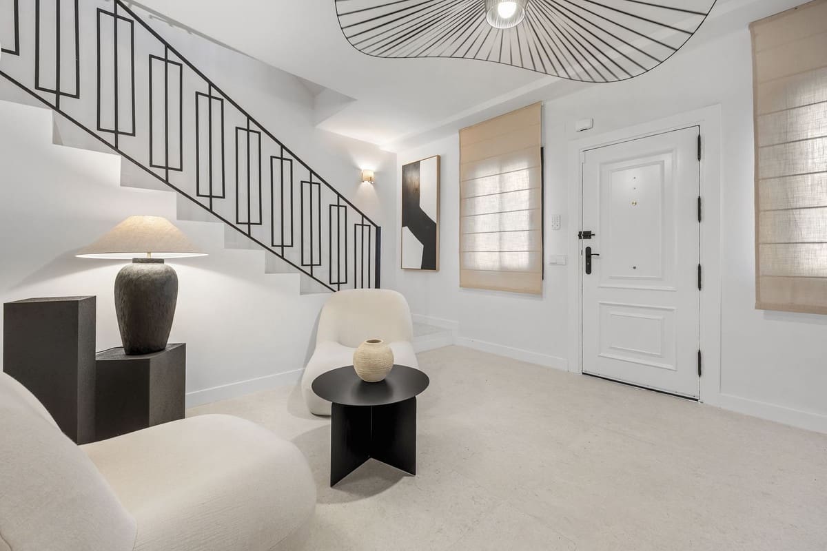 4 sypialnia Dom na sprzedaż w Nueva Andalucia z basenem garażem - 1 850 000 € (Ref: 9509493)