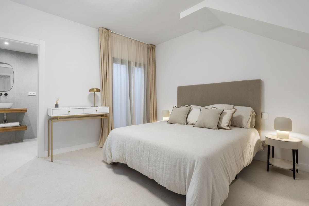 4 sypialnia Dom na sprzedaż w Nueva Andalucia z basenem garażem - 1 850 000 € (Ref: 9509493)