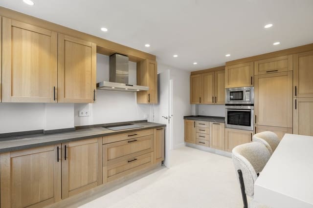 4 soveværelse Byhus til salg i Nueva Andalucia, Marbella med swimmingpool garage - € 1.850.000 (Ref: 9509493)