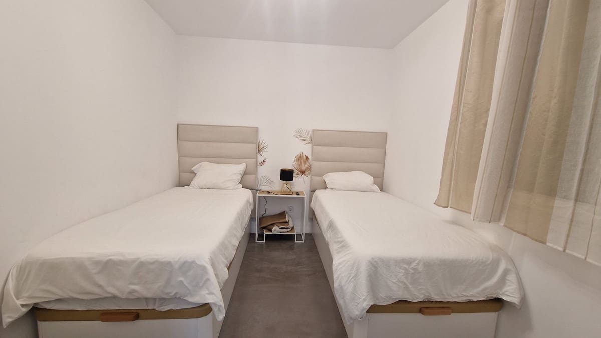 2 soverom Leilighet til salgs i Nueva Andalucia med svømmebasseng garasje - € 525 000 (Ref: 9509494)