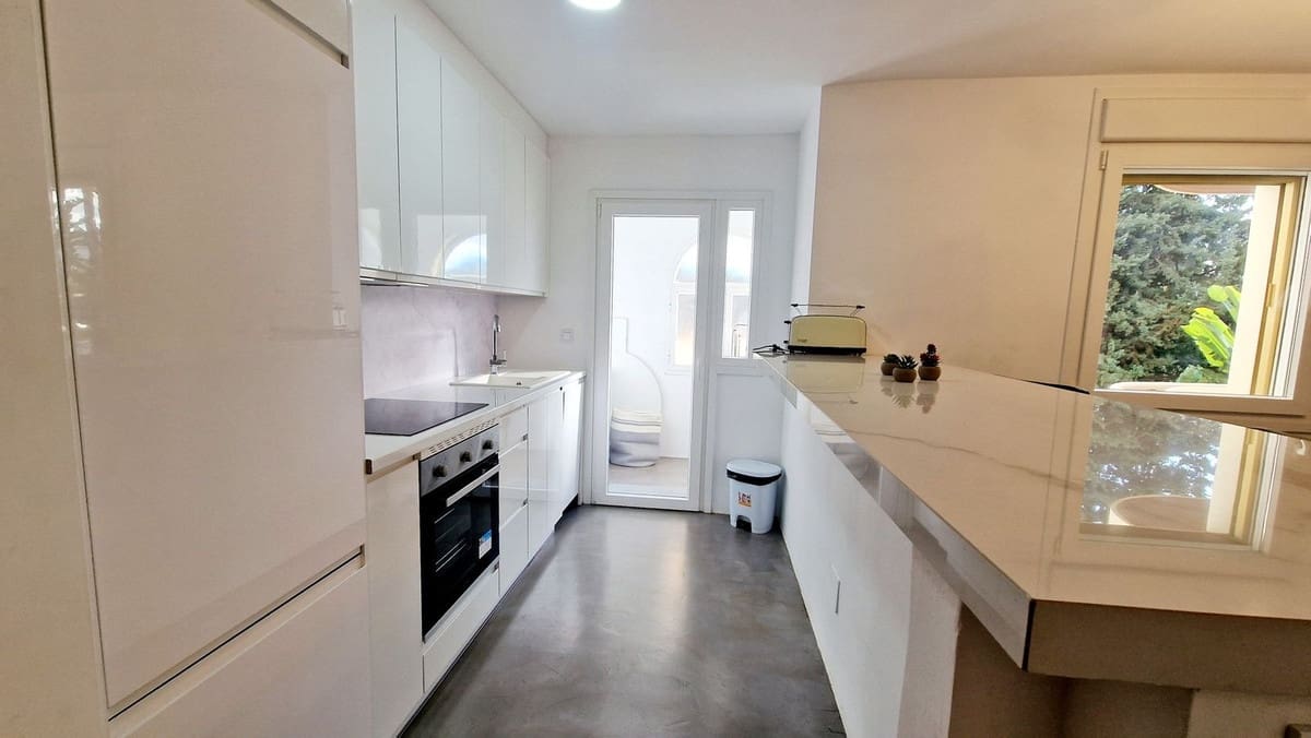 2 bedroom Apartment for sale in Nueva Andalucia with pool garage - € 525,000 (Ref: 9509494)