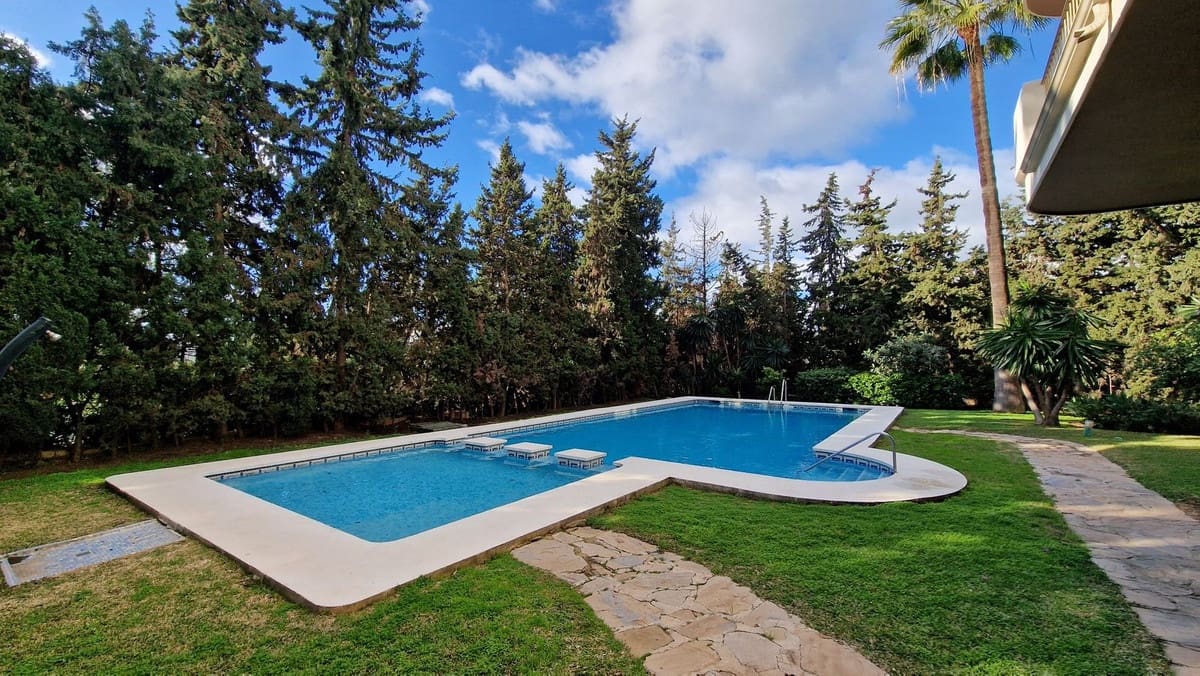 2 bedroom Apartment for sale in Nueva Andalucia with pool garage - € 525,000 (Ref: 9509494)