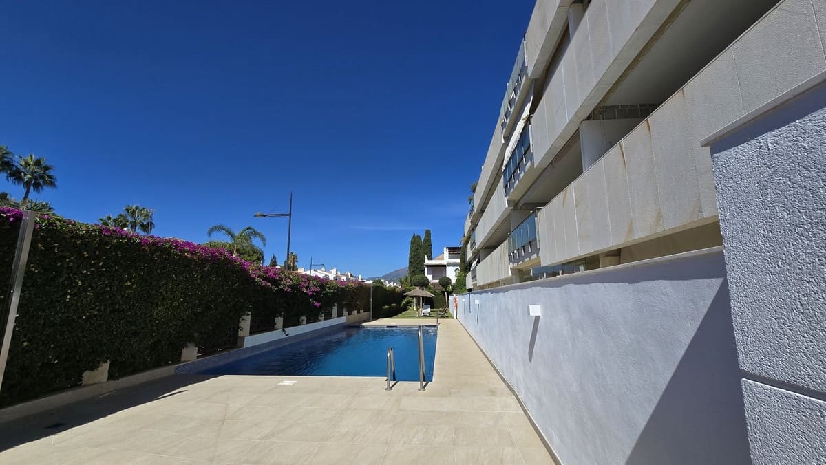 2 sypialnia Apartament do wynajęcia w San Pedro de Alcantara z basenem garażem - 2 300 € (Ref: 9509497)