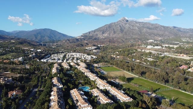 2 chambre Appartement à vendre à Nueva Andalucia, Marbella avec piscine garage - 480 000 € (Ref: 9509498)