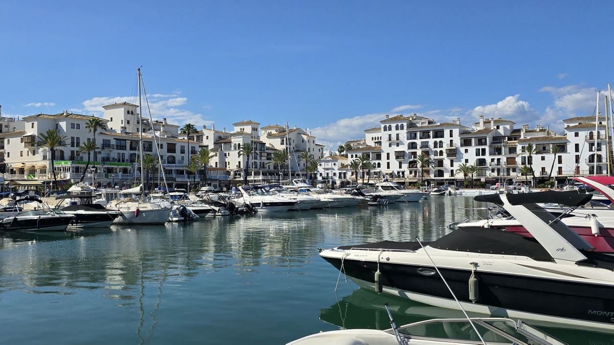 2 bedroom Apartment for sale in La Duquesa / Puerto de la Duquesa with pool garage - € 399,000 (Ref: 9509506)