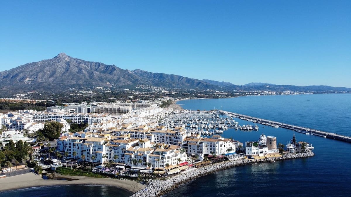 1 bedroom Apartment for sale in Puerto Banus - € 349,000 (Ref: 9509510)