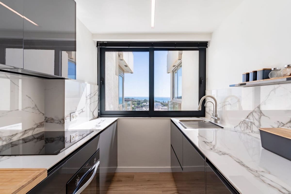 3 sypialnia Apartament na sprzedaż w Marbella z basenem garażem - 949 000 € (Ref: 9509516)