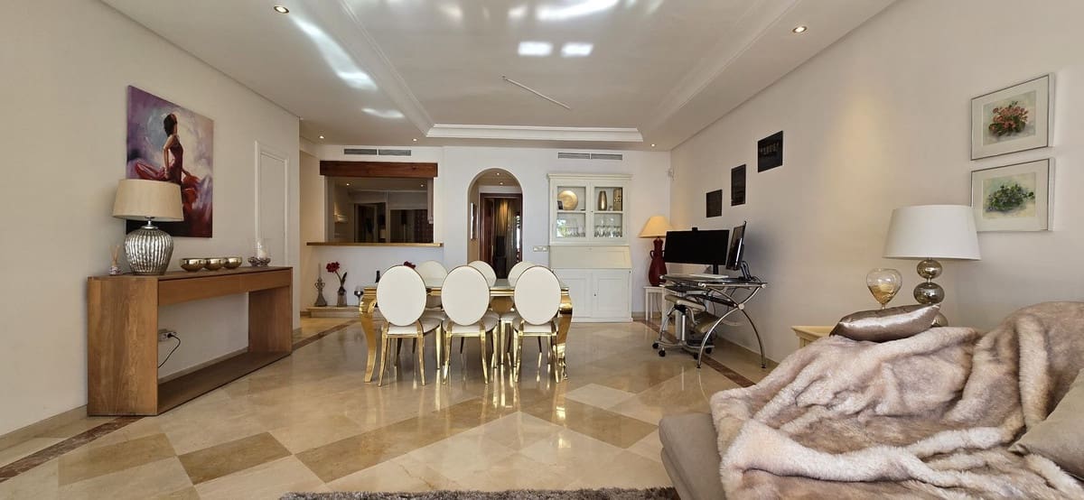 Apartamento de 2 habitaciones en Estepona en venta con piscina garaje - 1.475.000 € (Ref: 9509521)