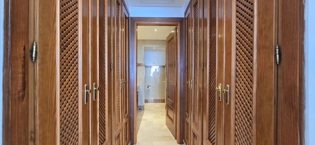 Apartamento de 2 habitaciones en Estepona en venta con piscina garaje - 1.475.000 € (Ref: 9509521)