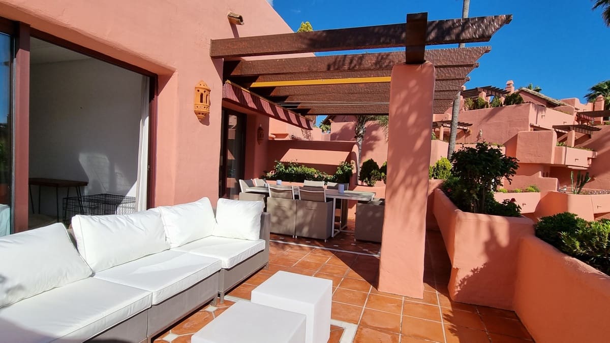 Apartamento de 2 habitaciones en Estepona en venta con piscina garaje - 1.475.000 € (Ref: 9509521)