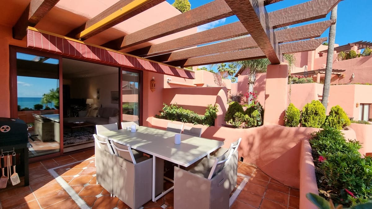 Apartamento de 2 habitaciones en Estepona en venta con piscina garaje - 1.475.000 € (Ref: 9509521)