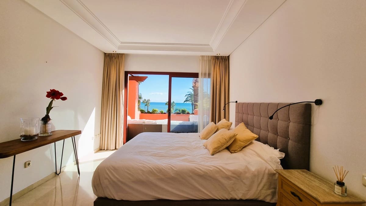 Apartamento de 2 habitaciones en Estepona en venta con piscina garaje - 1.475.000 € (Ref: 9509521)