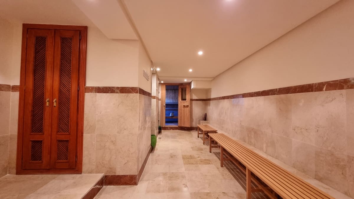 Apartamento de 2 habitaciones en Estepona en venta con piscina garaje - 1.475.000 € (Ref: 9509521)