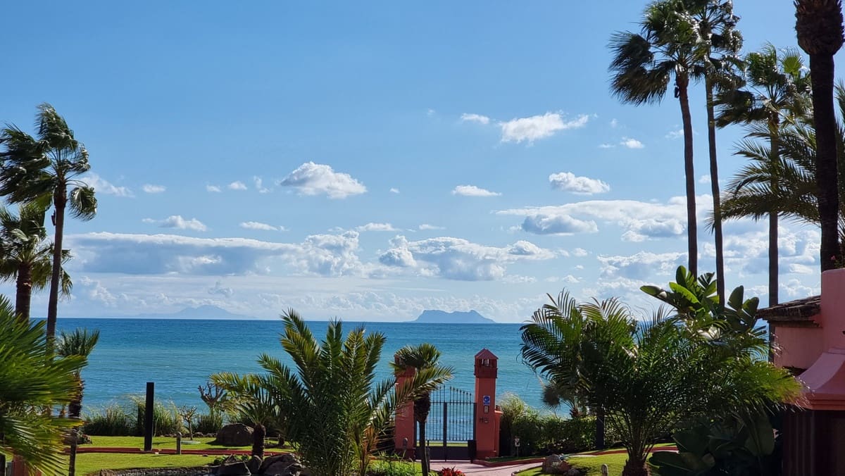 Apartamento de 2 habitaciones en Estepona en venta con piscina garaje - 1.475.000 € (Ref: 9509521)