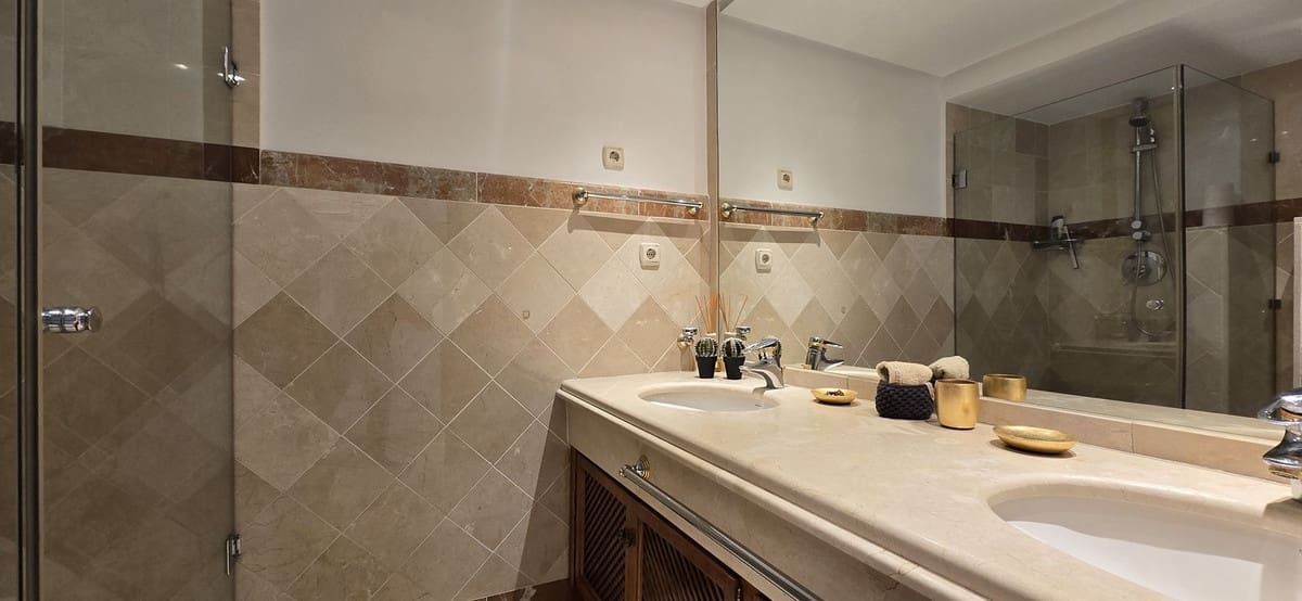 2 soverom Leilighet til salgs i Estepona med svømmebasseng garasje - € 1 475 000 (Ref: 9509521)