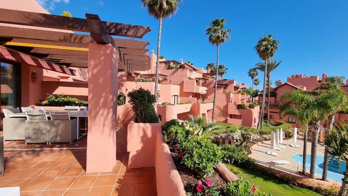 2 soverom Leilighet til salgs i Estepona med svømmebasseng garasje - € 1 475 000 (Ref: 9509521)