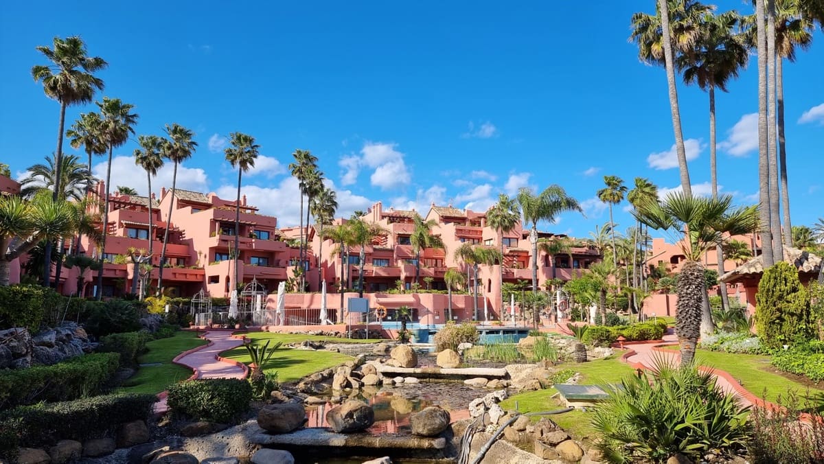 2 soverom Leilighet til salgs i Estepona med svømmebasseng garasje - € 1 475 000 (Ref: 9509521)