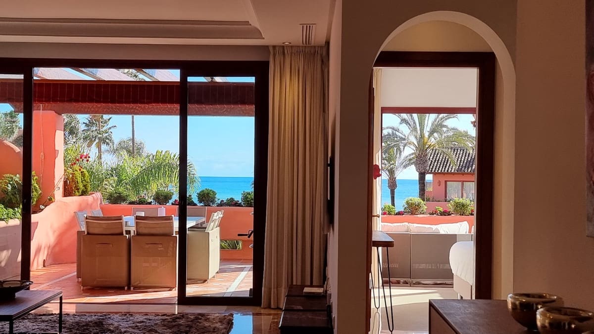 2 soverom Leilighet til salgs i Estepona med svømmebasseng garasje - € 1 475 000 (Ref: 9509521)