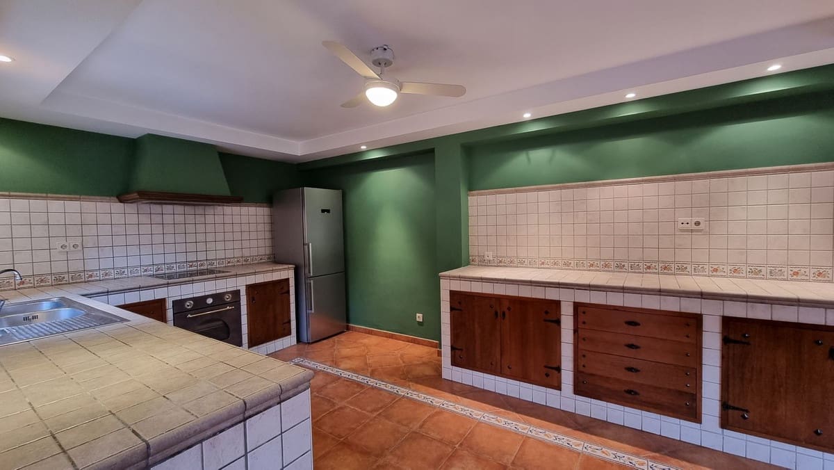 4 slaapkamer Villa te koop in Nueva Andalucia met zwembad garage - € 1.395.000 (Ref: 9509522)