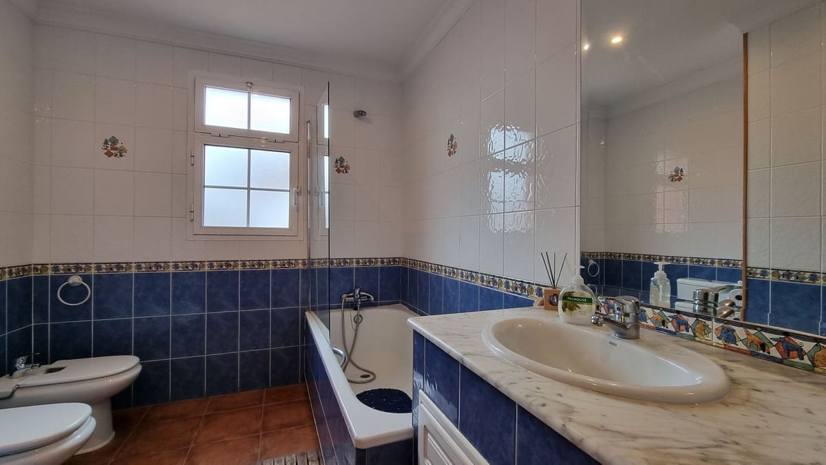 4 slaapkamer Villa te koop in Nueva Andalucia met zwembad garage - € 1.395.000 (Ref: 9509522)