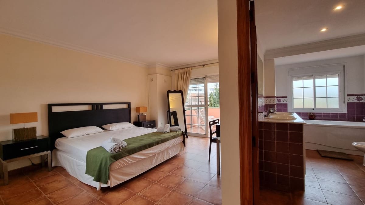 4 slaapkamer Villa te koop in Nueva Andalucia met zwembad garage - € 1.395.000 (Ref: 9509522)