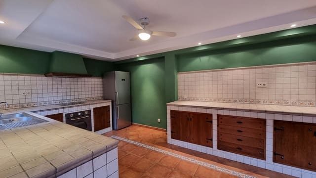 4 Zimmer Villa zu verkaufen in Nueva Andalucia, Marbella mit Pool Garage - 1.395.000 € (Ref: 9509522)