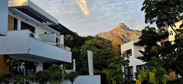 3 chambre Maison de Ville à vendre à Nueva Andalucia, Marbella avec piscine garage - 750 000 € (Ref: 9509528)