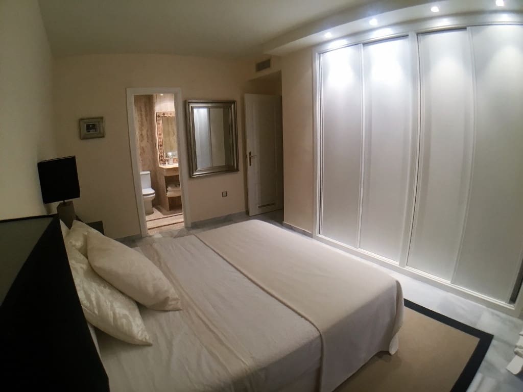 2 soverom Leilighet til salgs i Nueva Andalucia med svømmebasseng garasje - € 415 000 (Ref: 9509529)