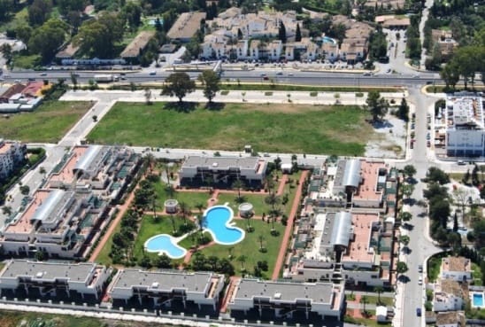 2 soverom Leilighet til salgs i Nueva Andalucia med svømmebasseng garasje - € 415 000 (Ref: 9509529)