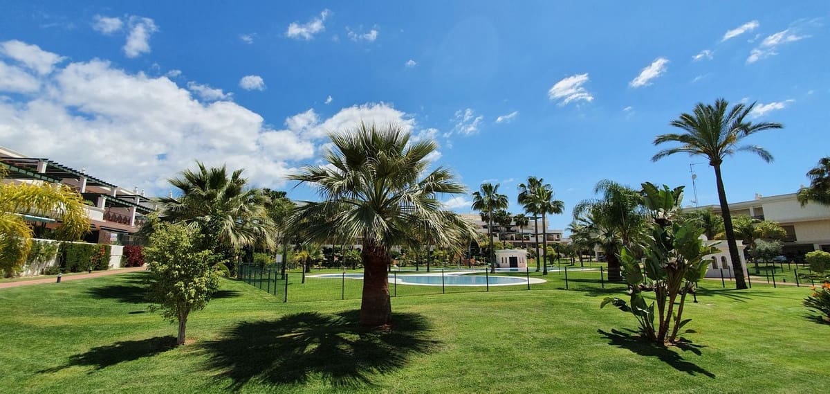 2 soverom Leilighet til salgs i Nueva Andalucia med svømmebasseng garasje - € 415 000 (Ref: 9509529)