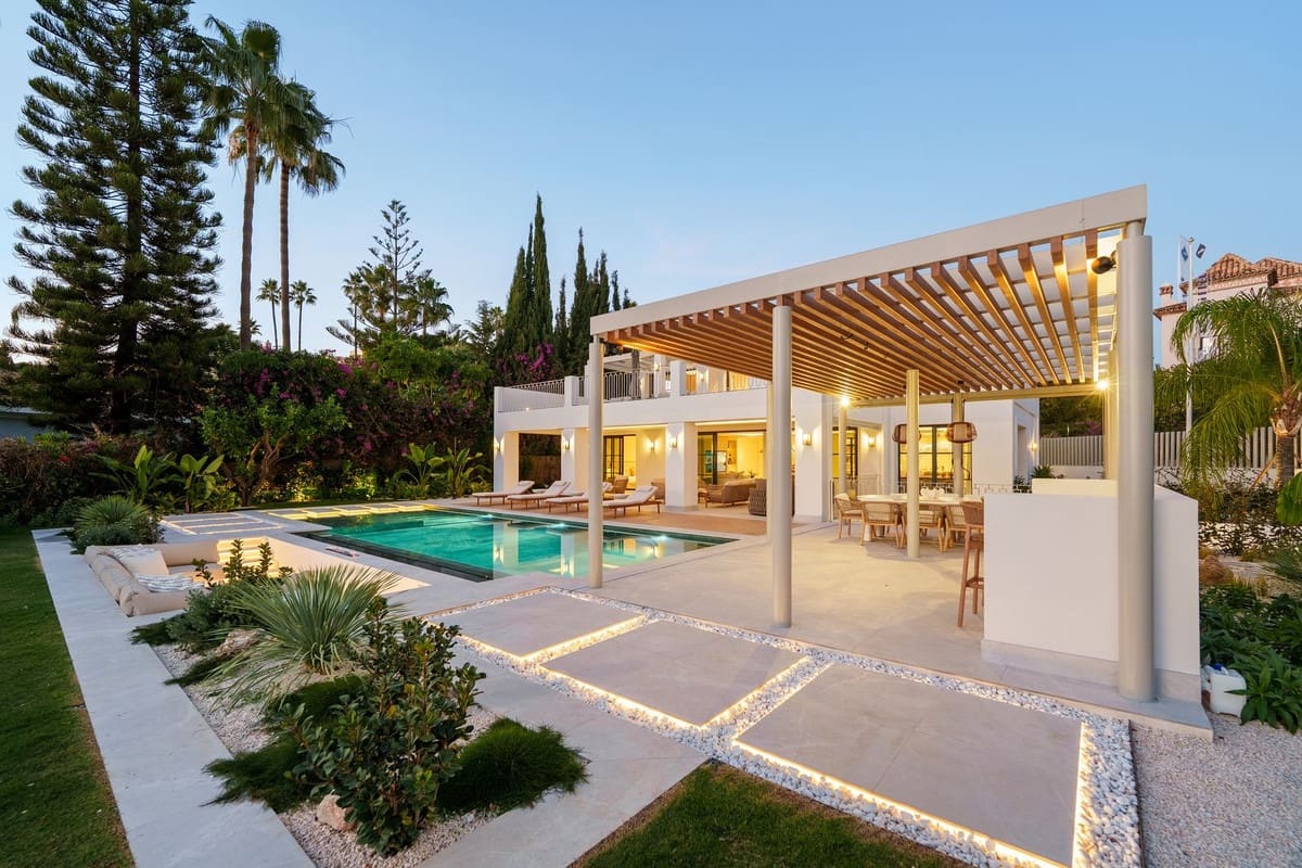 5 bedroom Villa for sale in La Quinta with pool garage - € 6,250,000 (Ref: 9509540)