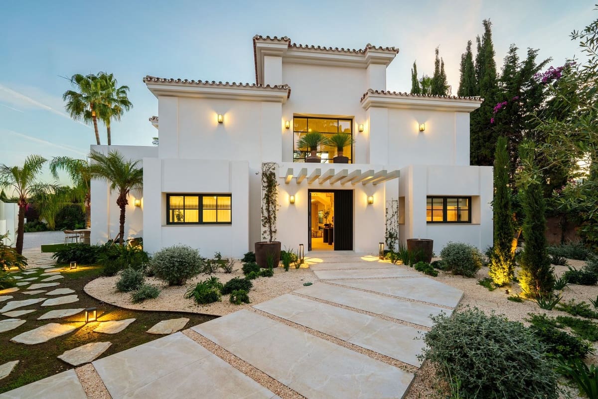 5 bedroom Villa for sale in La Quinta with pool garage - € 6,250,000 (Ref: 9509540)