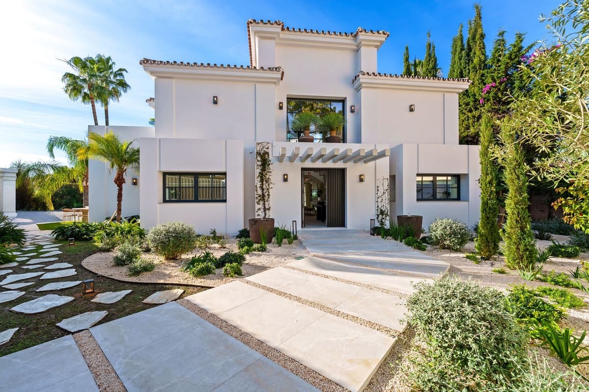 5 bedroom Villa for sale in La Quinta with pool garage - € 6,250,000 (Ref: 9509540)