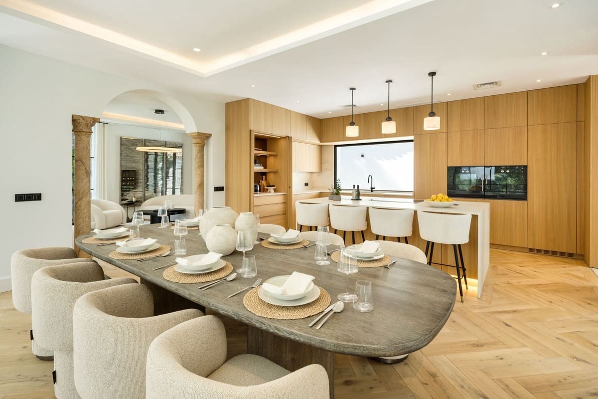5 bedroom Villa for sale in La Quinta with pool garage - € 5,950,000 (Ref: 9509542)