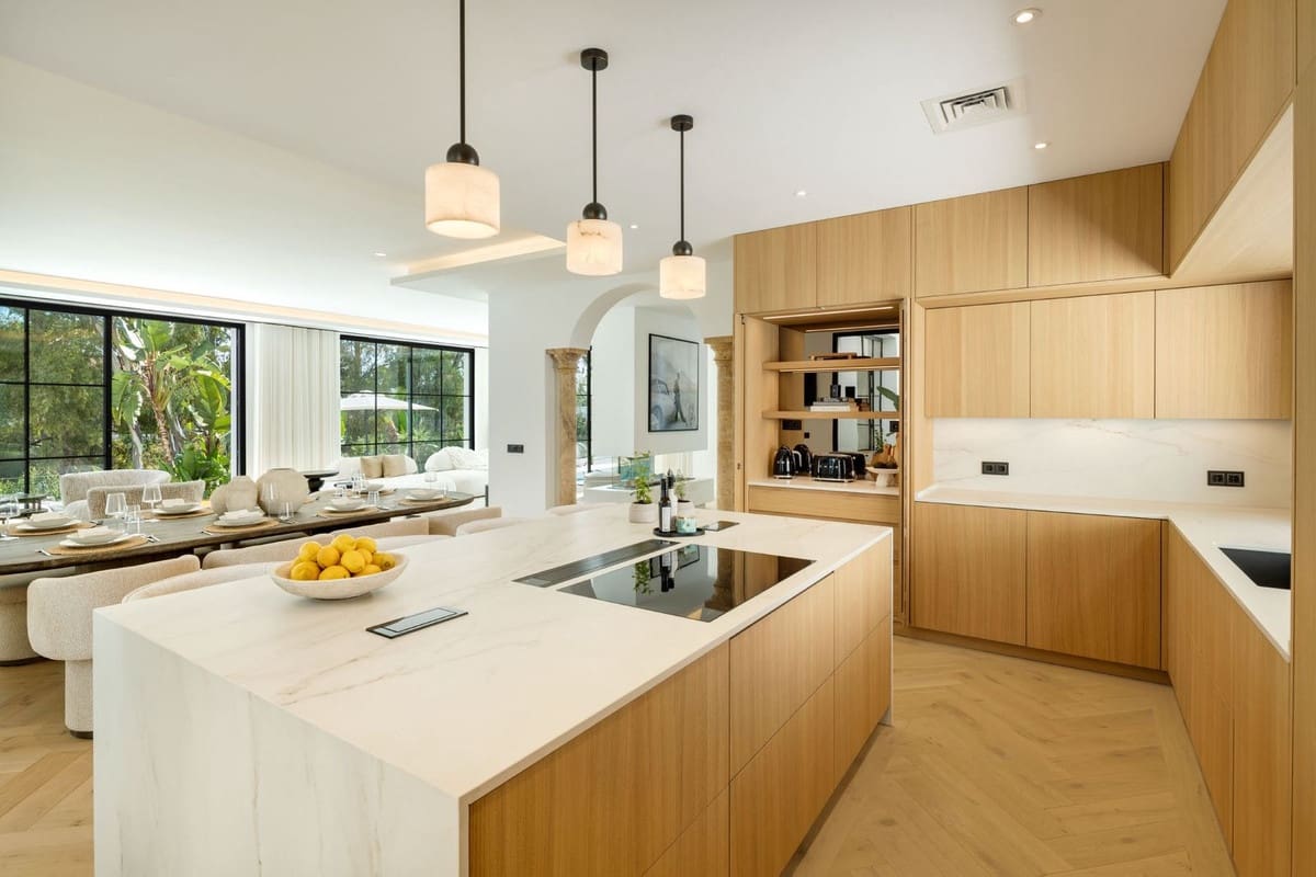5 bedroom Villa for sale in La Quinta with pool garage - € 5,950,000 (Ref: 9509542)