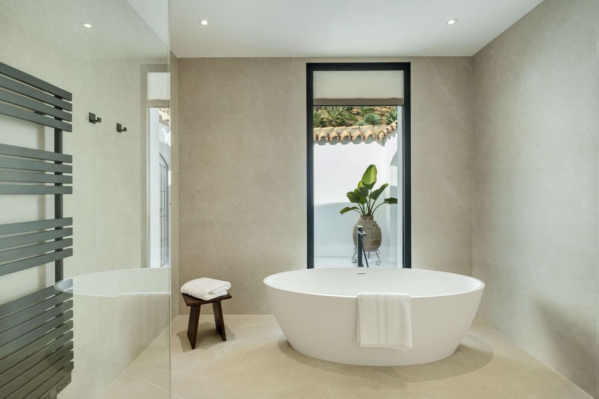 5 bedroom Villa for sale in La Quinta with pool garage - € 5,950,000 (Ref: 9509542)