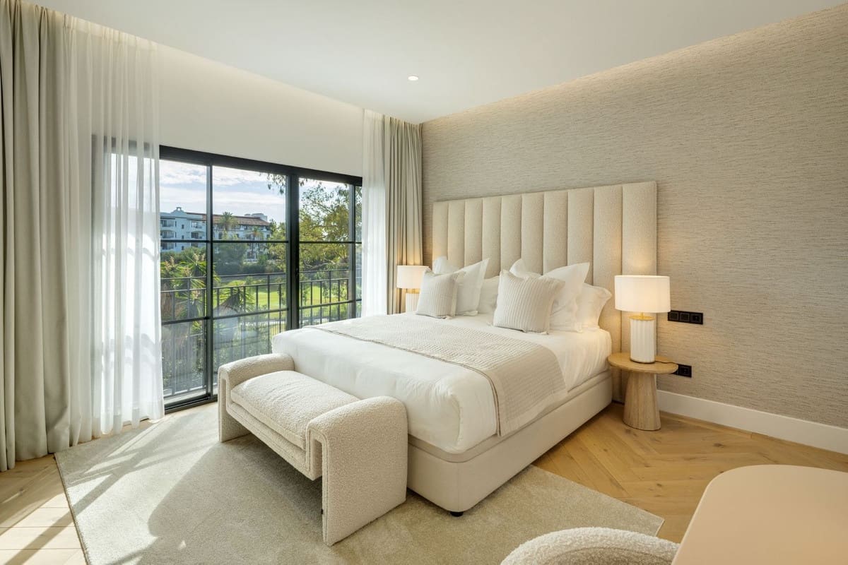 5 bedroom Villa for sale in La Quinta with pool garage - € 5,950,000 (Ref: 9509542)