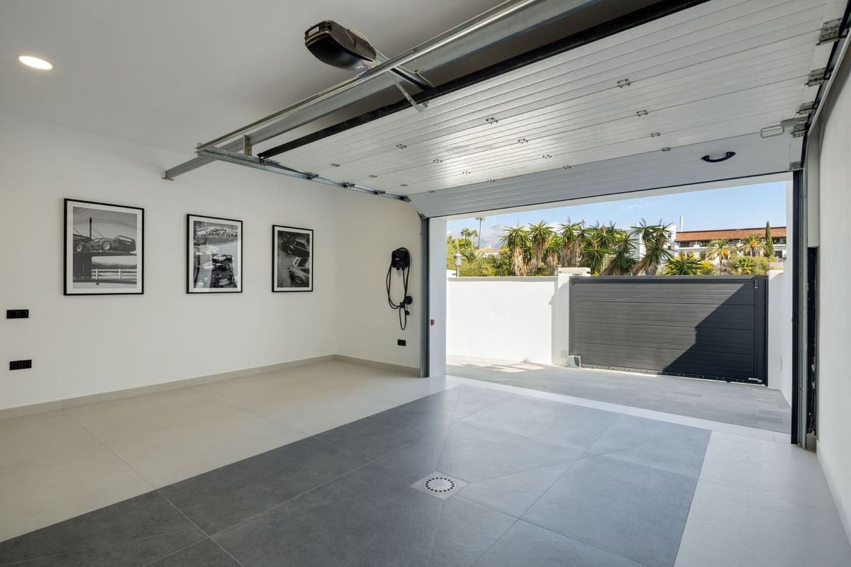 5 bedroom Villa for sale in La Quinta with pool garage - € 5,950,000 (Ref: 9509542)