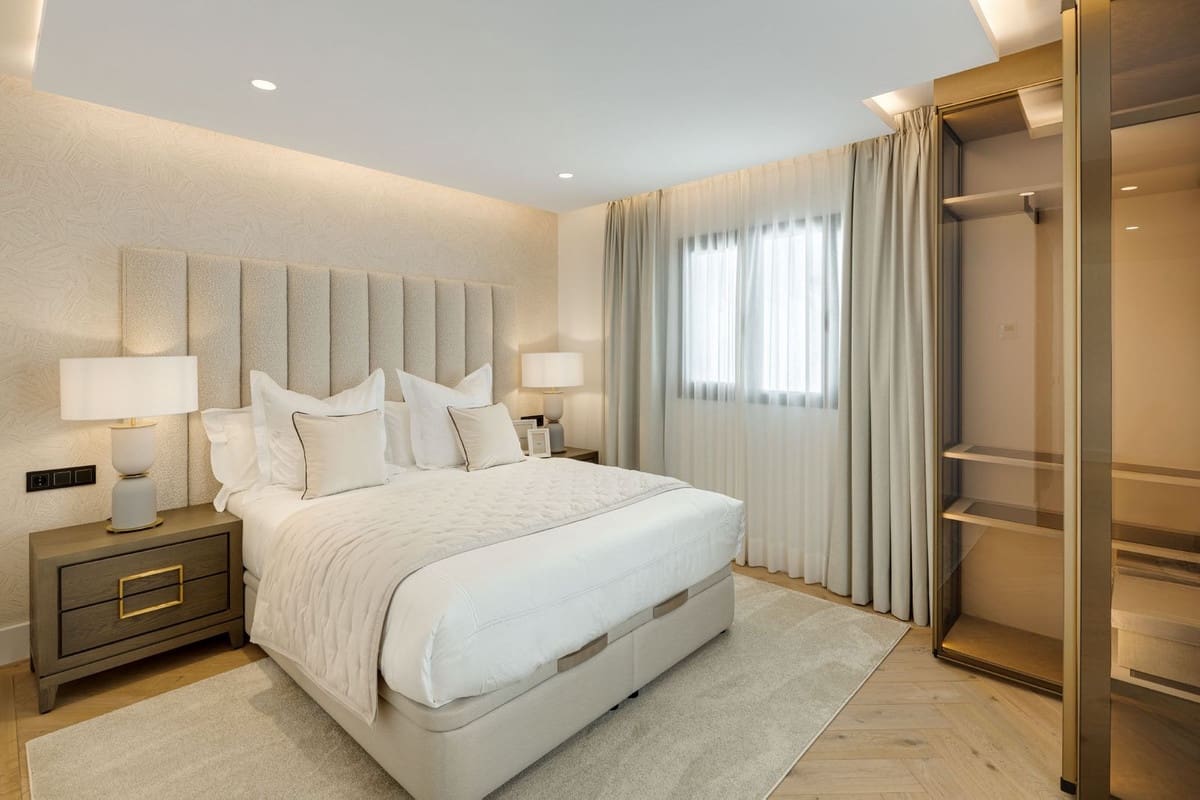 5 bedroom Villa for sale in La Quinta with pool garage - € 5,950,000 (Ref: 9509542)