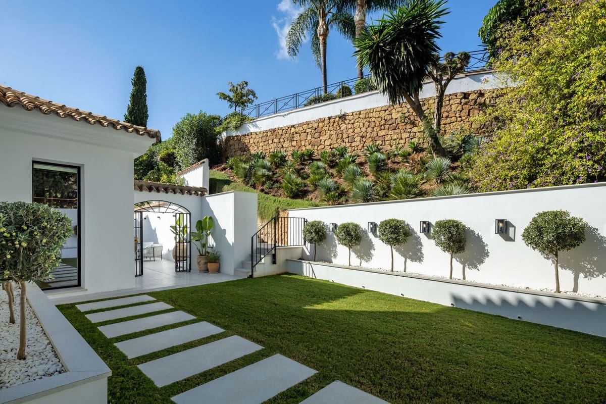 5 bedroom Villa for sale in La Quinta with pool garage - € 5,950,000 (Ref: 9509542)