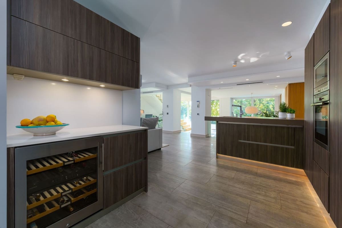 6 sypialnia Willa na sprzedaż w Nueva Andalucia z basenem garażem - 2 350 000 € (Ref: 9509543)