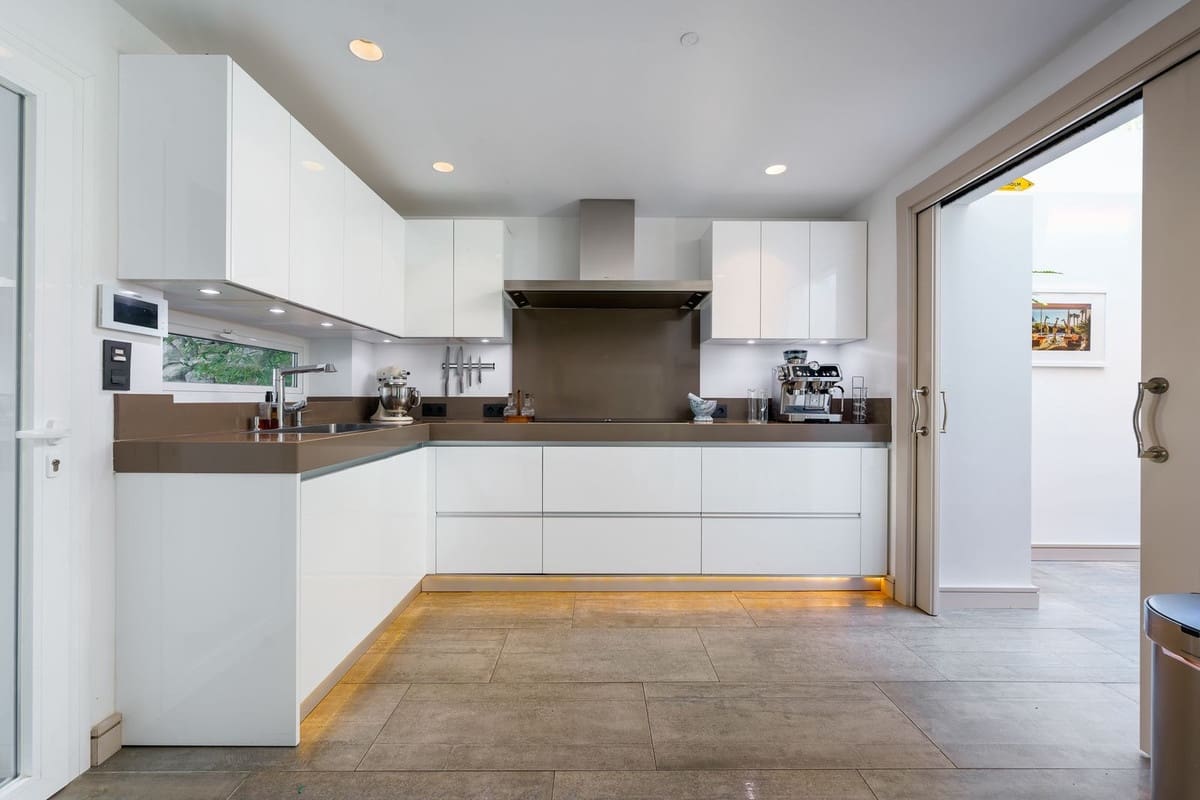 6 sypialnia Willa na sprzedaż w Nueva Andalucia z basenem garażem - 2 350 000 € (Ref: 9509543)