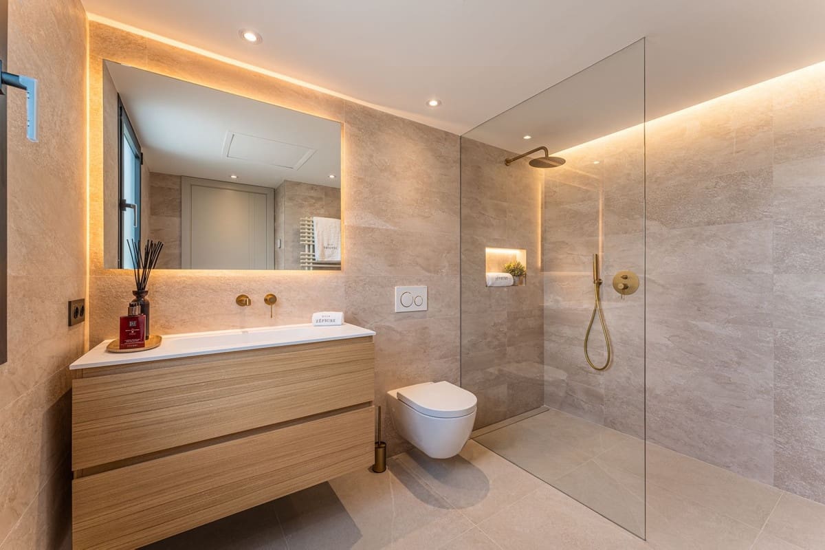 4 bedroom Villa for sale in Marbella with pool garage - € 3,850,000 (Ref: 9509556)