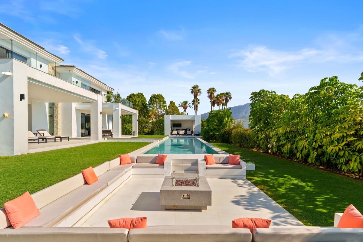 6 bedroom Villa for sale in La Quinta with pool garage - € 4,695,000 (Ref: 9509558)