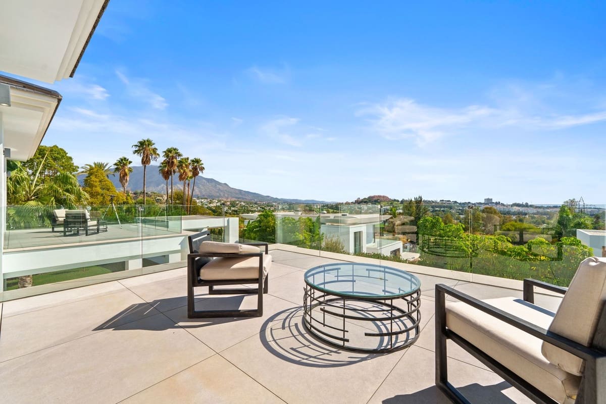 6 bedroom Villa for sale in La Quinta with pool garage - € 4,695,000 (Ref: 9509558)