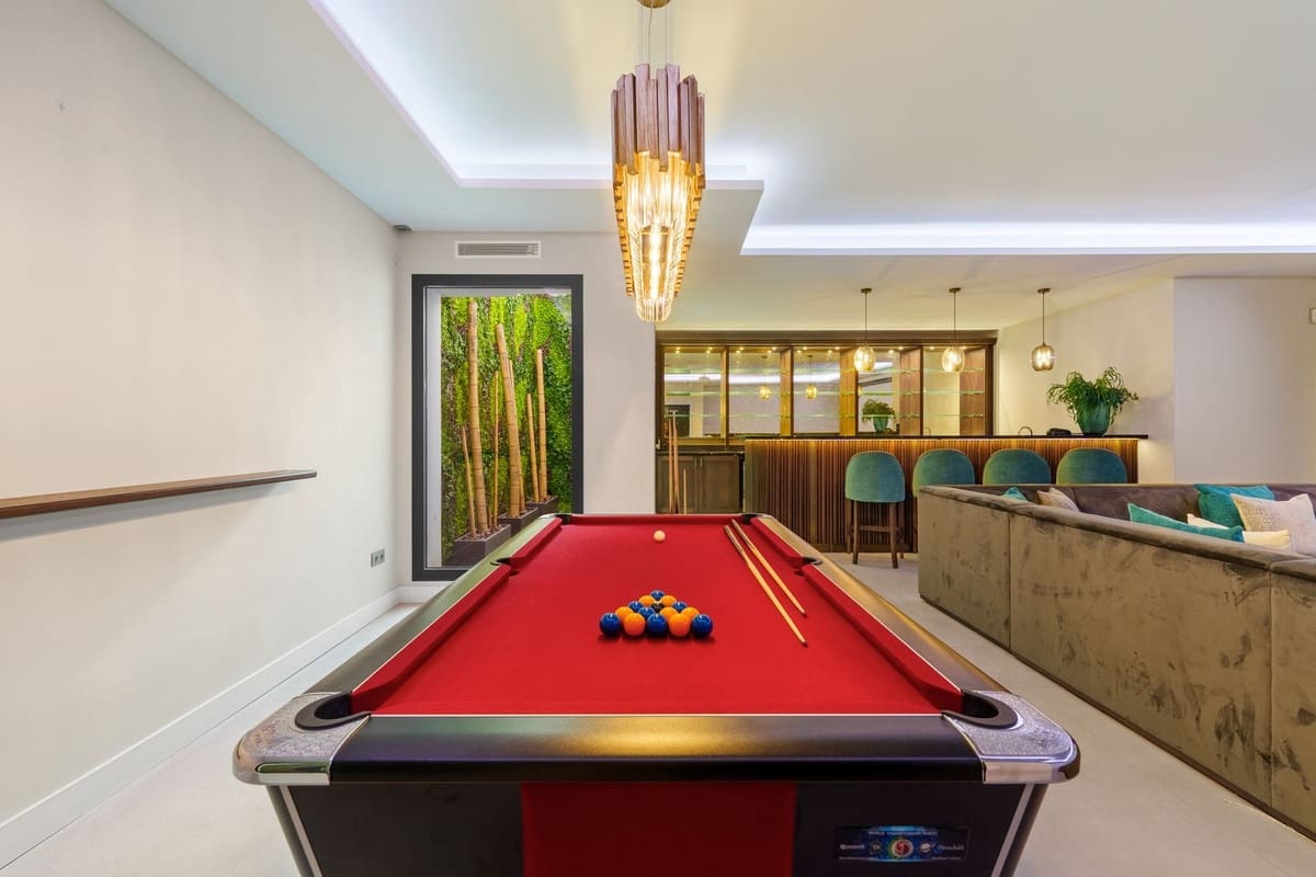 6 bedroom Villa for sale in La Quinta with pool garage - € 4,695,000 (Ref: 9509558)