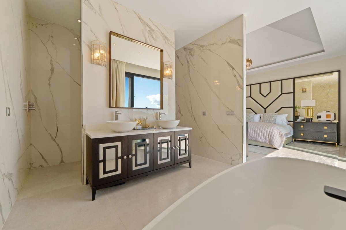 6 bedroom Villa for sale in La Quinta with pool garage - € 4,695,000 (Ref: 9509558)