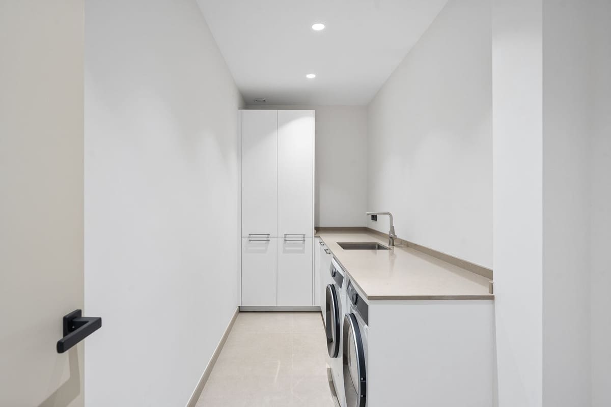 4 makuuhuone Huvila myytävänä paikassa Marbella mukana uima-altaan 
autotalli - 3 950 000 € (Ref: 9509580)